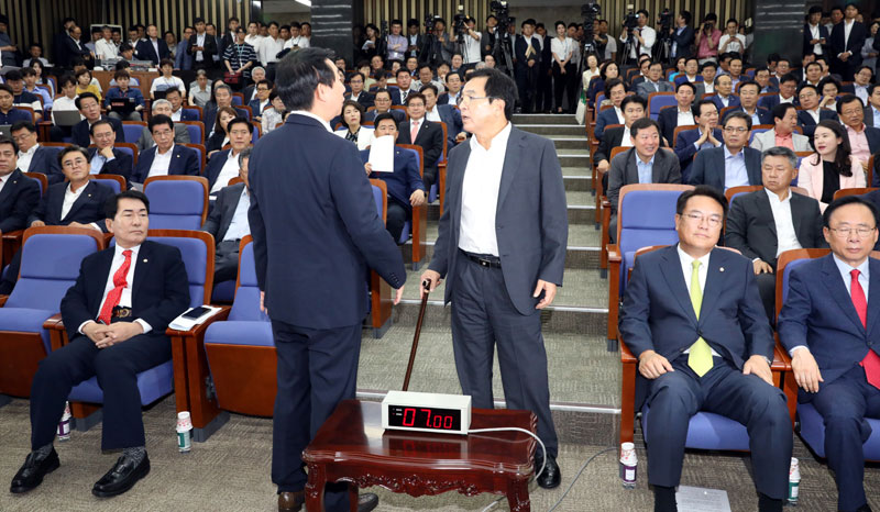 12일 오후 국회에서 열린 자유한국당 의원총회에서 심재철 의원이 김성태 대표 권한대행(원내대표 겸임)의 퇴진을 요구하는 의사진행발언을 하려고 하자 김 대행이 이를 막아서고 있다.