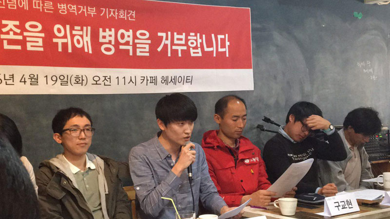양심적 병역거부자 김진만 씨가 지난 2016년 4월 19일 부산대 인근 카페에서 기자회견을 열고 발언하고 있다.