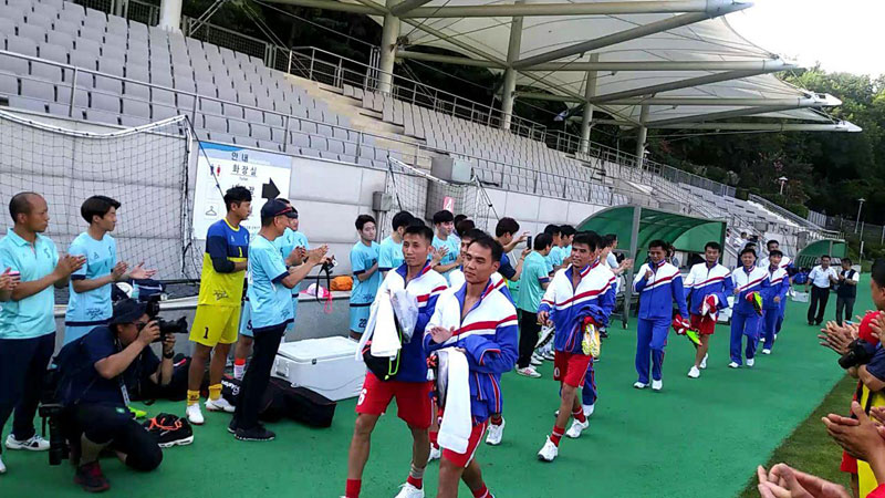 북측 조선직업총동맹 축구팀이 10일 오후 서울 상암 월드컵경기장 보조경기장에서 연습을 마친 뒤 빠져나가자 남측 양대노총 선수들이 환영의 박수와 환호를 보내고 있다.