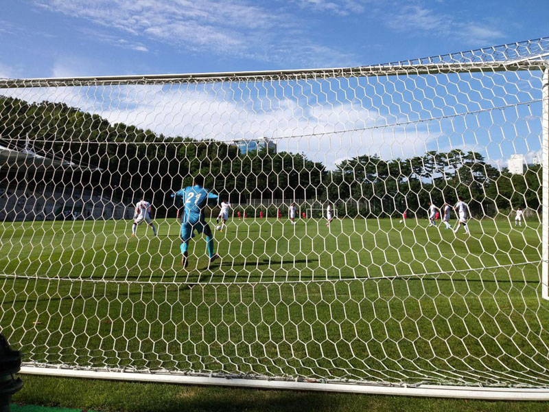 북측 조선직업총동맹 축구팀이 10일 오후 서울 상암 월드컵경기장 보조경기장에서 슈팅 연습을 하고 있다.