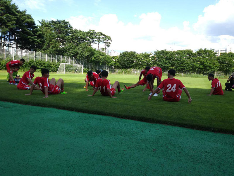 북측 조선직업총동맹 축구팀이 10일 오후 서울 상암 월드컵경기장 보조경기장에서 연습을 벌인 가운데, 공업팀 소속 선수들이 몸을 풀고 있다.