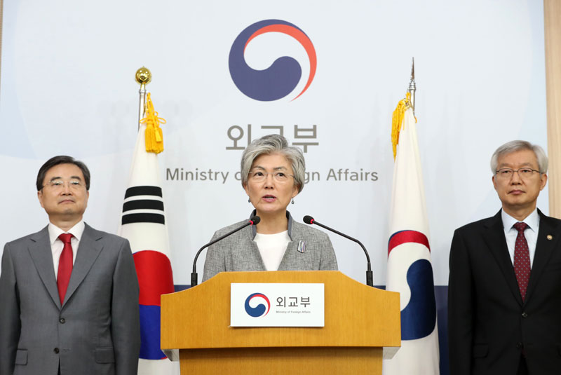 강경화 외교부 장관이 4일 오전 서울 도렴동 외교부 청사 브리핑룸에서 내신브리핑을 하고 있다.