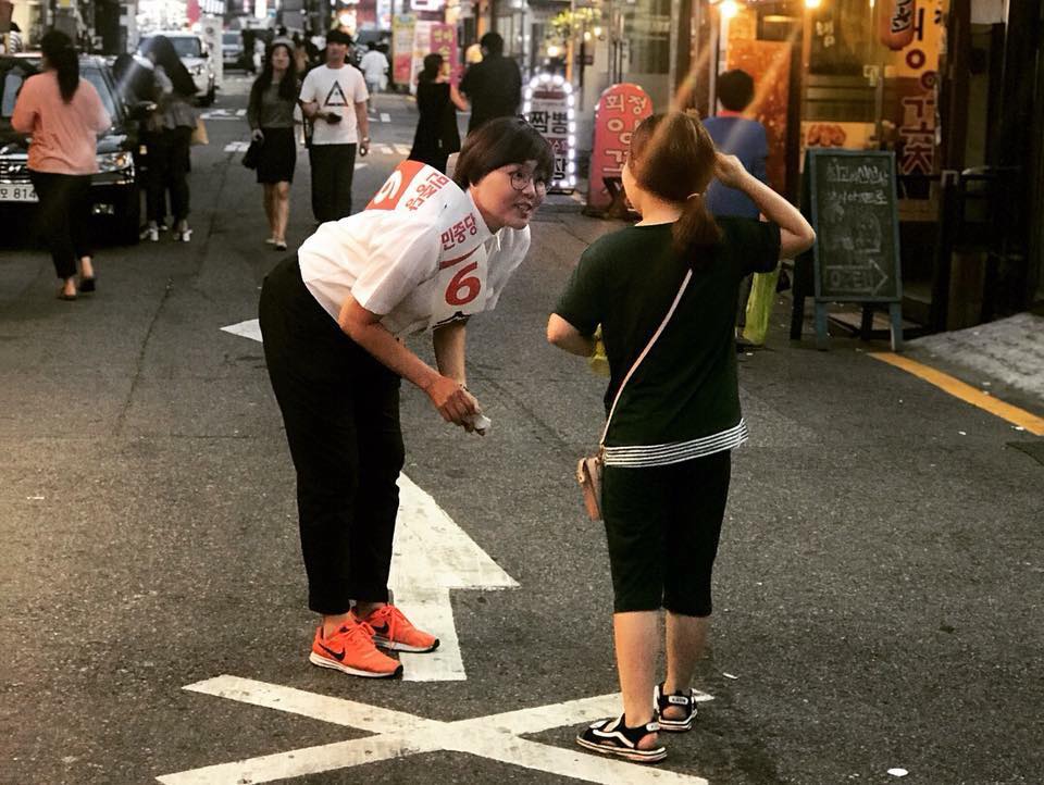 지난 6.13 지방선거에 출마해 선거운동을 하고 있는 송명숙 민중당 민중정책연구원 연구위원.