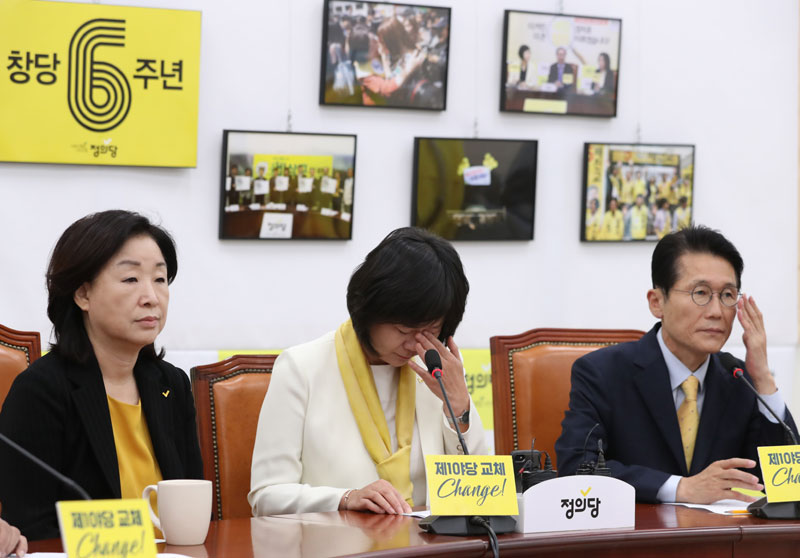 21일 오전 서울 여의도 국회에서 열린 정의당 창당 6주년 기념행사에서 이정미 대표가 기념사를 하던 도중 고 노회찬 전 원내대표를 회상하며 눈시울을 붉히고 있다.