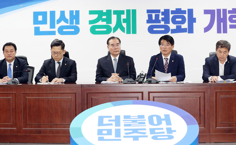 8일 서울 여의도 국회 의원회관에서 열린 더불어민주당 농해수위 위원-농림축산식품부 당정협의회에서 박완주(오른쪽에서 두번째) 의원이 모두발언을 하고 있다.