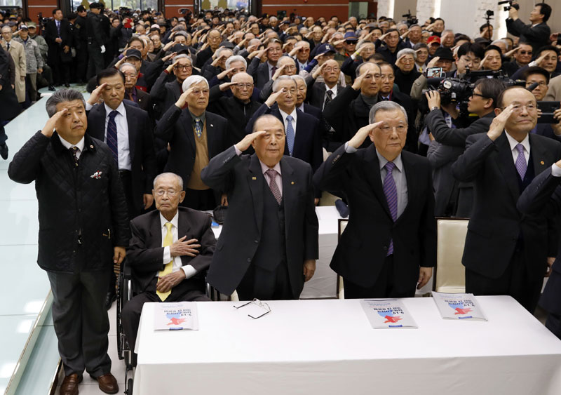 지난해 11월 21일 서울 용산구 전쟁기념관 평화홀에서 열린 9.19 남북군사합의 국민 대토론회에서 백선엽(왼쪽 두번째부터) 예비역 대장, 이상훈 전 국방부 장관, 이종구 전 국방부 장관을 비롯한 예비역 장성들이 국민의례를 하고 있는 모습(자료사진)