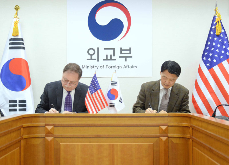 10일 서울 외교부 청사에서 장원삼 외교부 방위비분담협상 대표와방위비분담협상 대표(오른쪽)와 티모시 베츠(Timothy Betts) 미국 국무부 방위비분담협상 대표가 제10차 한미 방위비분담특별협정(SMA) 문안에 가서명하고 있다.