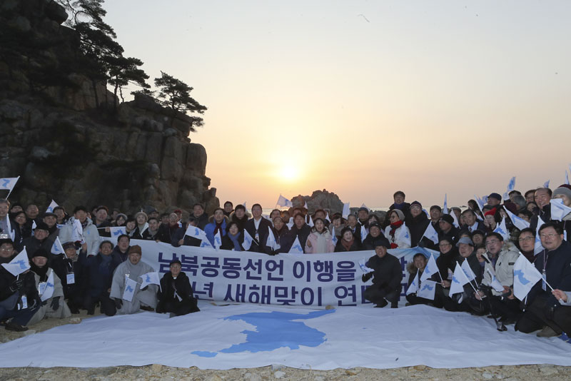 지난 13일 오전 금강산 해금강에서 ‘남북공동선언 이행을 위한 2019 금강산 새해맞이 연대모임’ 참석자들이 해맞이를 하고 있다.