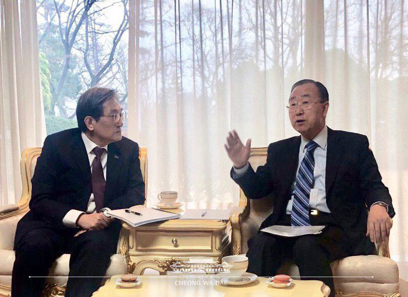 반기문 전 유엔 사무총장(오른쪽)이 미세먼지 해결을 위한 범국가적 기구의 위원장직을 수락했다고 청와대가 17일 밝혔다. 왼쪽은 노영민 청와대 비서실장.