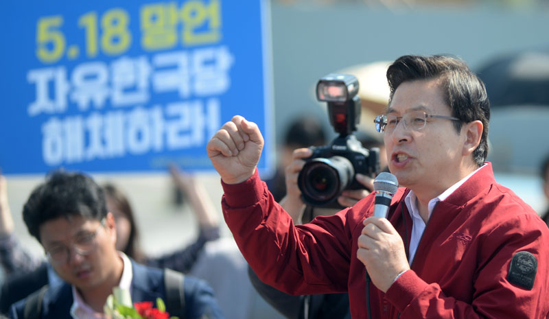 패스트트랙 통과에 반발하며 전국 순회 투쟁에 들어간 자유한국당 황교안 대표가 지난 3일 전북 전주시 전주역에서 집회를 열고 발언을 하고 있다. 그 뒤로 ‘5.18 망언 자유한국당 해체하라!’고 적힌 피켓이 눈에 띈다.