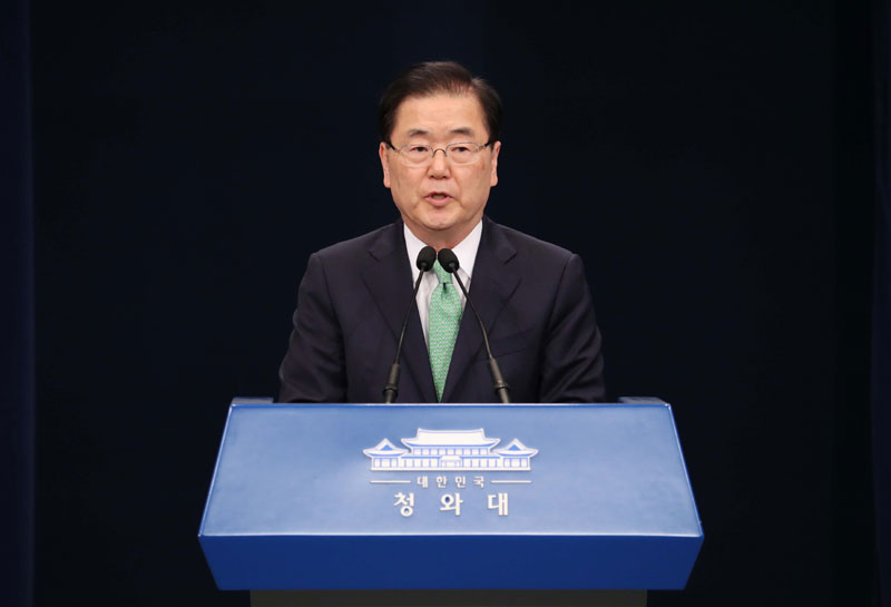 정의용 청와대 국가안보실장이 17일 청와대 춘추관에서 리비아 피랍자 석방 관련 브리핑을 하고 있다.