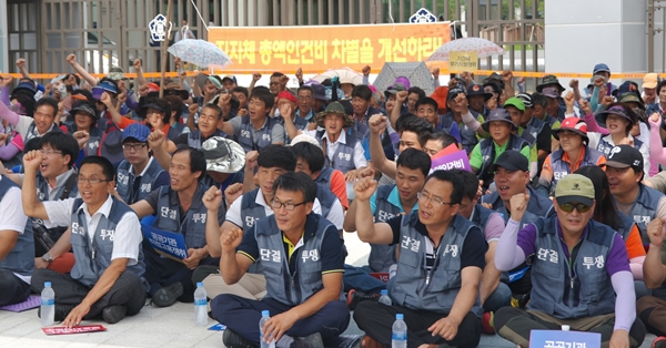공공비정규직 노조는 지난 25일 오후 2시 세종특별자치시 어진동 정부세종청사 앞에서 노동자 대회를 열고 정부에 공공부문 비정규직 문제를 해결할 것을 촉구했다.