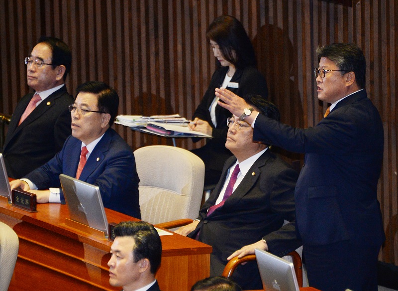1일 국회 본회의장에서 열린 정기국회 개회식에서 새누리당 조원진 최고위원이 정세균 국회의장의 개회사를 문제 삼으며 항의를 하고 있다.