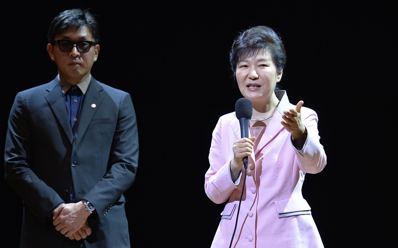 지난 2014년, 박근혜 대통령과 차은택 감독이 서울 시내 한 공연장에서 융·복합공연 ‘하루(One Day)’ 관람에 앞서 함께 하고 있다.