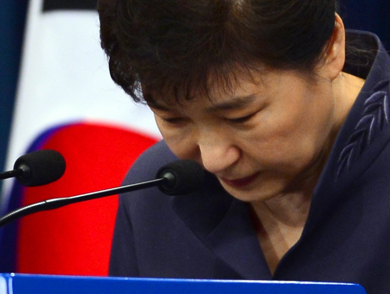 박근혜 대통령이 25일 오후 청와대 춘추관에서 최순실에 대한 연설문 유출 의혹과 관련해 입장 발표 후 고개숙여 사과하고 있다