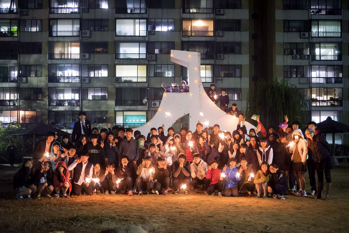 둔촌주공아파트의 상징 ‘놀이터 기린미끄럼틀’이 철거되기 전 날. 마을 주민들이 모여 불꽃놀이를 하며 이별했다.