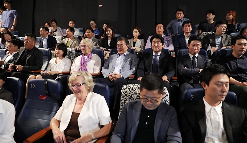 문재인 대통령이 13일 서울 용산 CGV에서 5·18민주화운동 참상을 전 세계에 보도한 고 위르겐 힌츠페터 기자의 부인 에델트라우트 브람슈테트(80)와 장훈 감독, 배우 송강호, 유해진과 함께 영화 택시운전사를 관람하고 있다. 영화 택시운전사는 5·18민주화운동을 취재한 독일 제1공영방송 기자 힌츠페터와 그를 태운 택시운전사의 얘기를 다룬 영화다. 2017.08.13. (사진=청와대 제공)