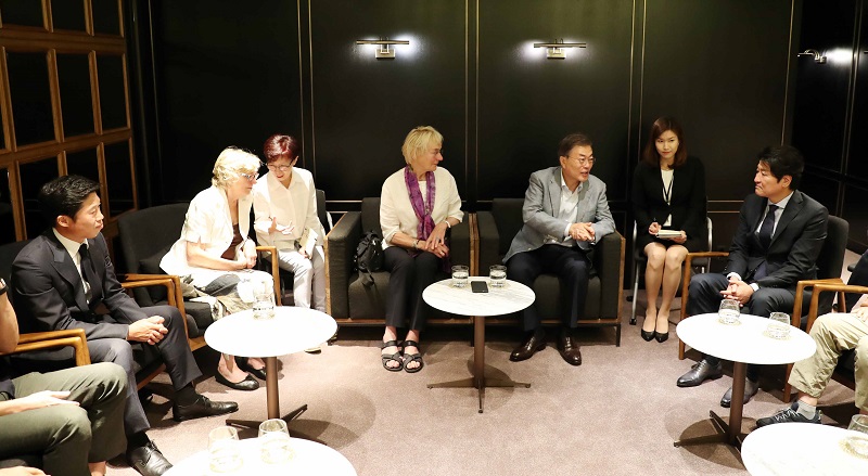문재인 대통령이 13일 서울 용산 CGV에서 5·18민주화운동 참상을 전 세계에 보도한 고 위르겐 힌츠페터 기자의 부인 에델트라우트 브람슈테트(80)와 장훈 감독, 배우 송강호, 유해진과 함께 영화 택시운전사를 관람한 후 대화하고 있다. 영화 택시운전사는 5·18민주화운동을 취재한 독일 제1공영방송 기자 힌츠페터와 그를 태운 택시운전사의 얘기를 다룬 영화다. 2017.08.13. (사진=청와대 제공)