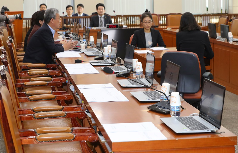 7일 오전 서울 여의도 국회 행정안전위원회 회의실에서 열린 정치개혁특별위원회 전체회의에 자유한국당 의원들이 자리가 텅 비어 있다. 한국당은 2018년도 예산안 처리에 반발해 이날 회의 불참을 통보했다.
