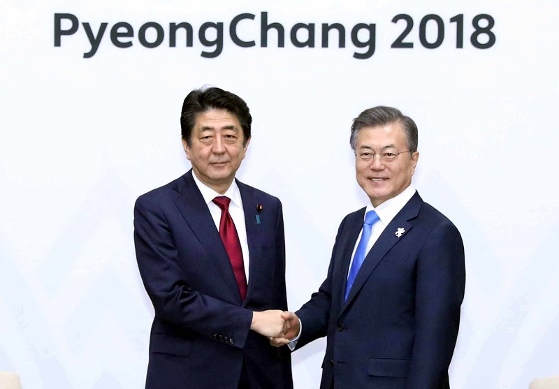 문재인 대통령이 아베 신조 일본 총리와 9일 오후 강원도 평창군 용평리조트 블리스힐스테이에서 열린 정상회담에 앞서 악수하고 있다.