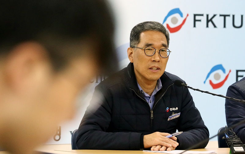 김주영 한국노총 위원장이 27일 오전 서울 영등포구 한국노총 대회의실에서 열린 기자간담회에서 모두 발언을 하고 있다. 김 위원장은 기자회견문을 통해 “국회 환노위의 여야 합의안은 주 40시간을 초과해서 근무하는 주휴일 노동에 대해 연장노동수당과 휴일노동수당을 중복해서 지급하는 것을 부정하고 있으며, 이는 주 40시간을 초과하는 휴일노동은 연장노동에도 포함되어 중복가산수당을 지급해야한다는 법원의 압도적인 판결과 정면 배치된다”고 밝혔다.