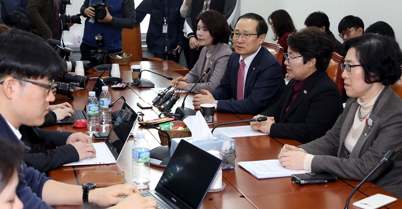 27일 서울 영등포구 여의도 국회 환노위 소회의실에서 진행된 근로시간단축 법안통과관련 환노위원장과 3당간사 기자간담회에서 홍영표 위원장이 발언을 하고 있다. 왼쪽부터 한정애 더불어민주당 간사, 홍영표 환노위원장, 임이자 자유한국당 간사, 김삼화 바른미래당 간사.
