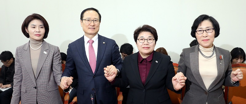 27일 서울 영등포구 여의도 국회 환노위 소회의실에서 진행된 근로시간단축 법안통과관련 환노위원장과 3당간사 기자간담회에서 홍영표 위원장과 3당 간사가 손을 잡고 포즈를 취하고 있다. 왼쪽부터 한정애 더불어민주당 간사, 홍영표 환노위원장, 임이자 자유한국당 간사, 김삼화 바른미래당 간사.