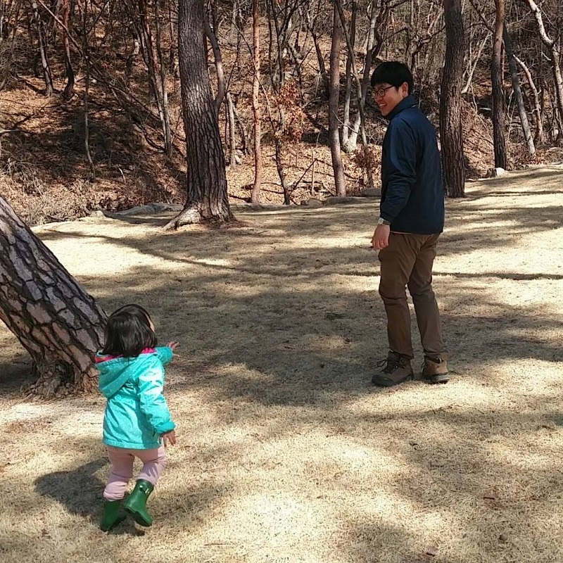 녹색당 김민수 은평구의원 예비후보가 아이와 함께 놀고 있는 모습