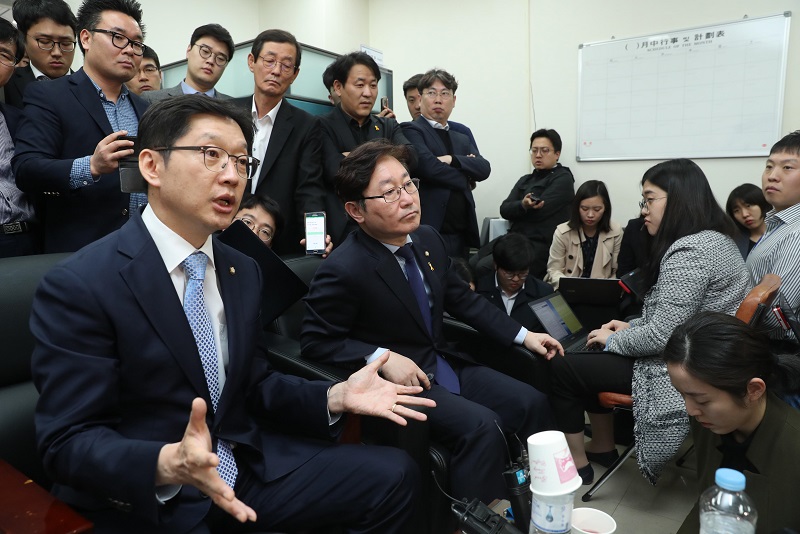 더불어민주당 김경수(왼쪽) 의원이 16일 오후 서울 여의도 국회 본청 정론관에서 '민주당원 댓글조작' 연루 의혹과 관련해 입장을 밝힌 뒤 대변인실에서 취재진과 질의응답을 하고 있다.