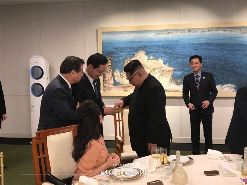 김정은 북한 국무위원장이 송영무 국방장관과 서훈 국정원장에게 술을 따라주고 있다.