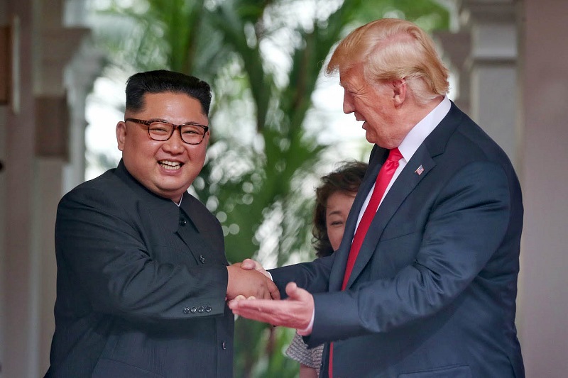 역사적인 첫 북미정상회담이 열린 지난 6월 12일 오전 회담장인 카펠라 호텔에 북한 김정은 위원장과 미국 트럼프 대통령이 회담을 위해 만나고 악수를 나누고 있는 모습. 자료사진.