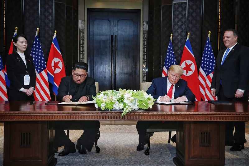 12일 김정은 북한 국무위원장과 도널드 트럼프 미국 대통령이 싱가포르 센토사섬 카펠라 호텔에서 1차 북미정상회담 합의문 서명하고 있다.(자료 사진)
