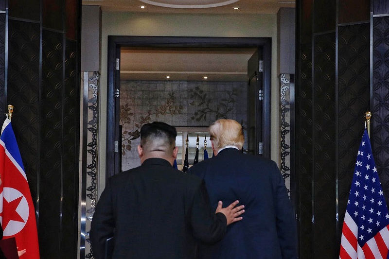 12일 김정은 북한 국무위원장과 도널드 트럼프 미국 대통령이 싱가포르 센토사섬 카펠라 호텔에서 북미정상회담 공동성명에 서명하고 서명식장을 나서고 있다.