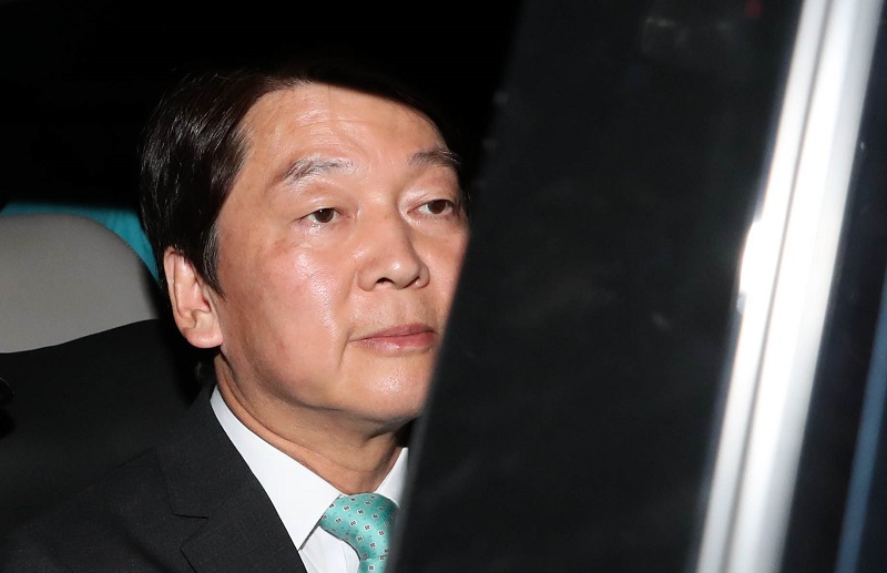 안철수 바른미래당 서울시장 후보가 13일 오후 서울 여의도 당사에서 6·13 지방선거 출구조사 결과 관련 입장을 밝힌 뒤 차량에 탑승하고 있다.