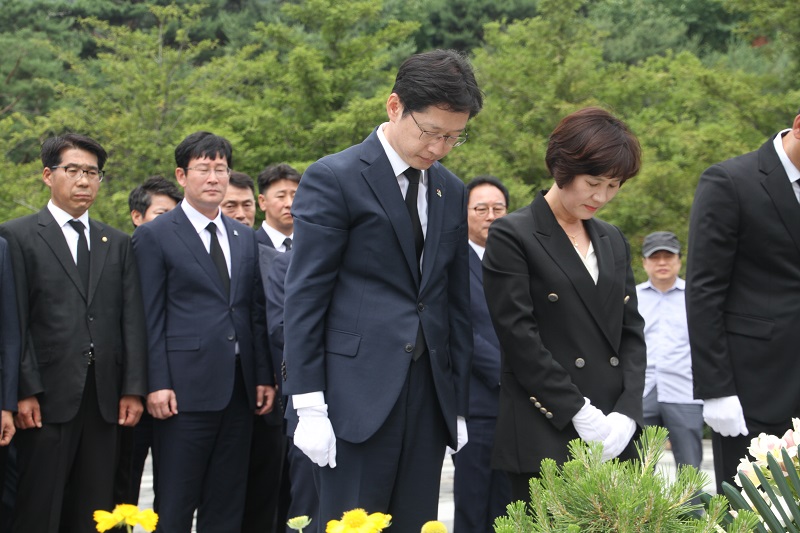 김경수 경남도지사 당선인은 14일 오전 김해시 봉하마을을 찾아 고 노무현 전 대통령 묘역을 참배했다.