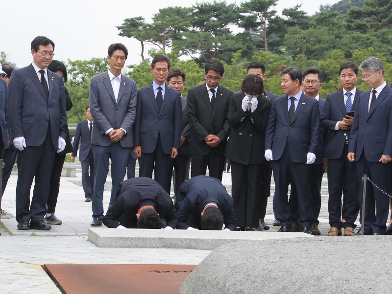 김경수 경남도지사 당선자는 14일 오전 김해시 봉하마을을 찾아 고 노무현 전 대통령 묘역을 참배했다. 사진은 김경수 경남도지사 당선자와 김정호 김해을 국회의원 당선자가 함께 절을 하고 있다.