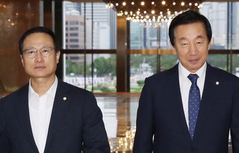 9일 오전 서울 여의도 국회 귀빈식당에서 열리는 여야 원내대표 회동에 참석하는 홍영표 더불어민주당 원내대표와 김성태 자유한국당 원내대표가 의견을 나누며 국회 로텐더홀을 걸어가고 있다.