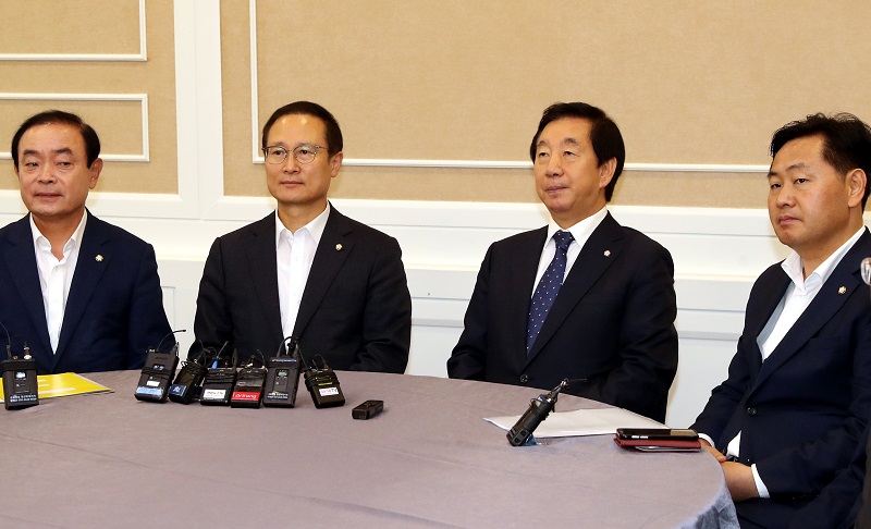 9일 오전 서울 여의도 국회 귀빈식당에서 열린 여야 원내대표 회동에 참석한 홍영표 더불어민주당·김성태 자유한국당·김관영 바른미래당·장병완 평화와 정의의 의원 모임 원내대표가 무거운 표정을 하고 있다.