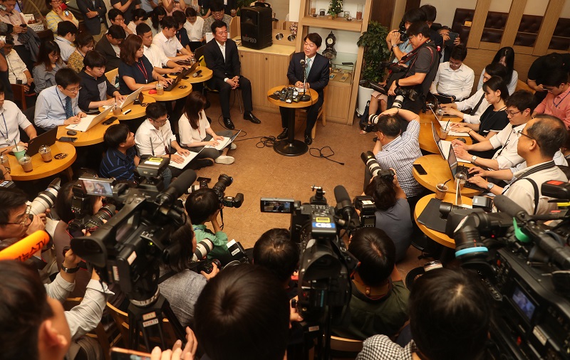 바른미래당 안철수 전 의원이 12일 오후 서울 여의도의 한 카페에서 기자간담회를 열고 정치에서 물러나 성찰과 채움의 시간을 갖겠다고 밝히고 있다.