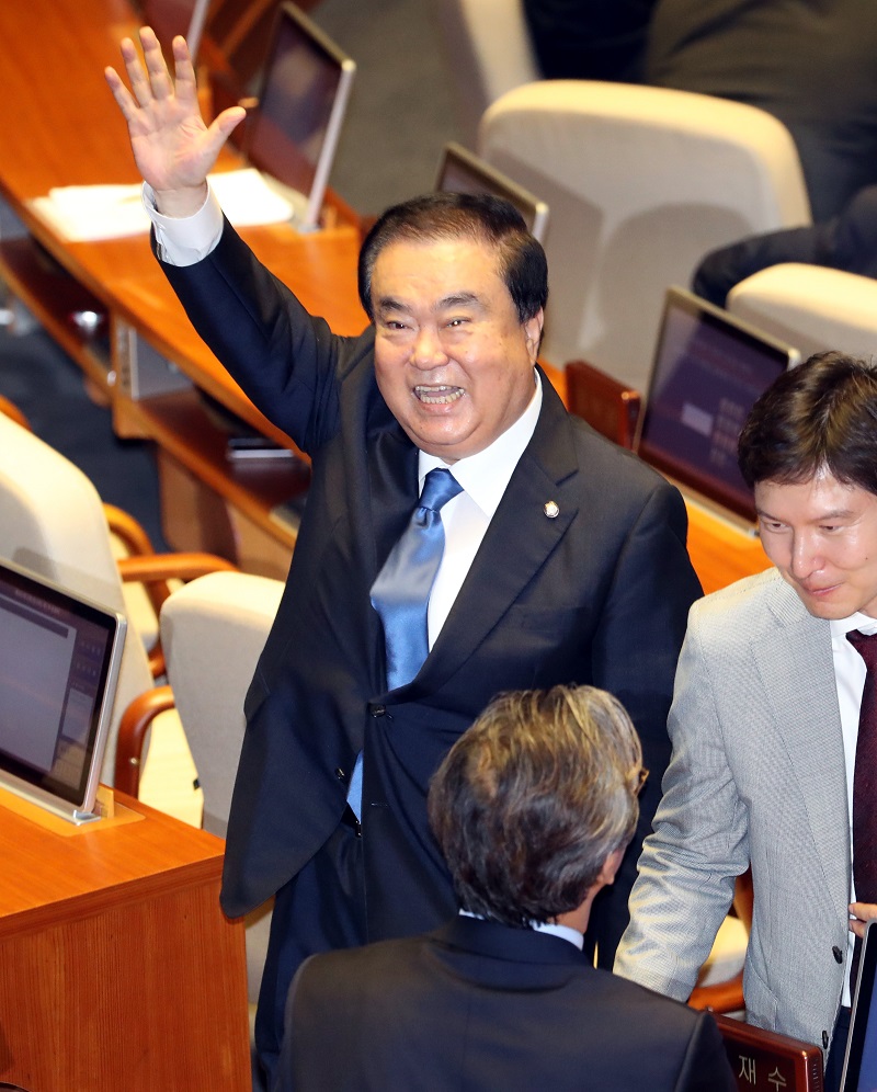 13일 오전 서울 영등포구 여의도 국회에서 진행된 제362회 국회(임시회) 제1차 본회의에서 더불어민주당 국회의장으로 선출된 문희상 의원