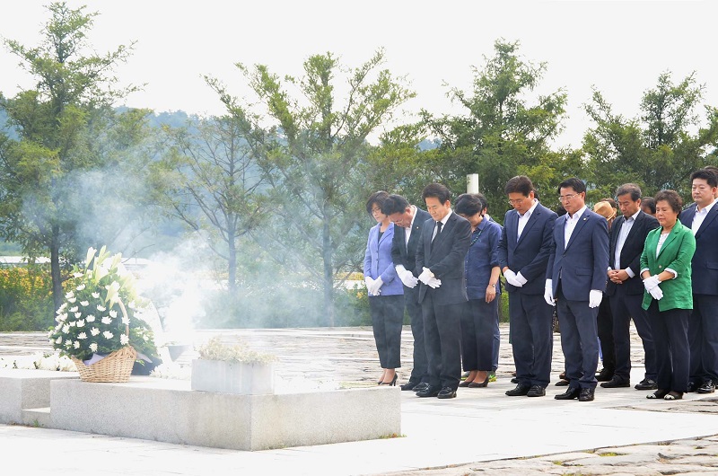 6일 오후 민주평화당 정동영 대표와 지도부가 경남 김해 봉하마을 고 노무현 대통령 묘소를 방문, 참배하고 있다.