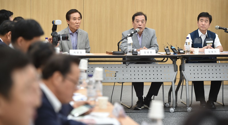 자유한국당 김병준 비대위원장이 9일 오전 경북 경주시 천군동 경주화백컨벤션센터에서 열린 탈원전 정책 재고를 위한 국민경청회에서 인사말을 하고 있다.