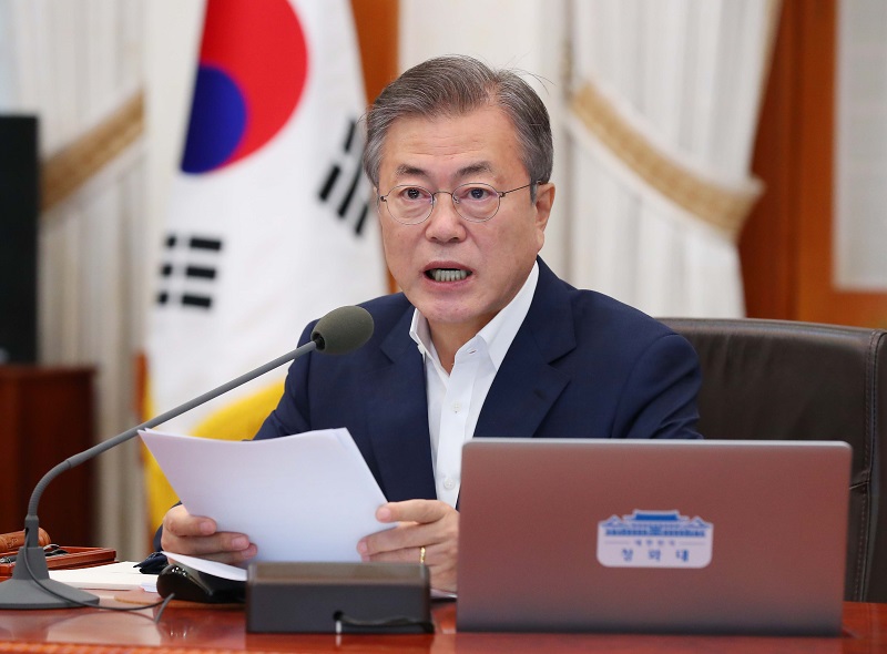 문재인 대통령이 11일 청와대 본관에서 열린 국무회의를 주재하고 있다.