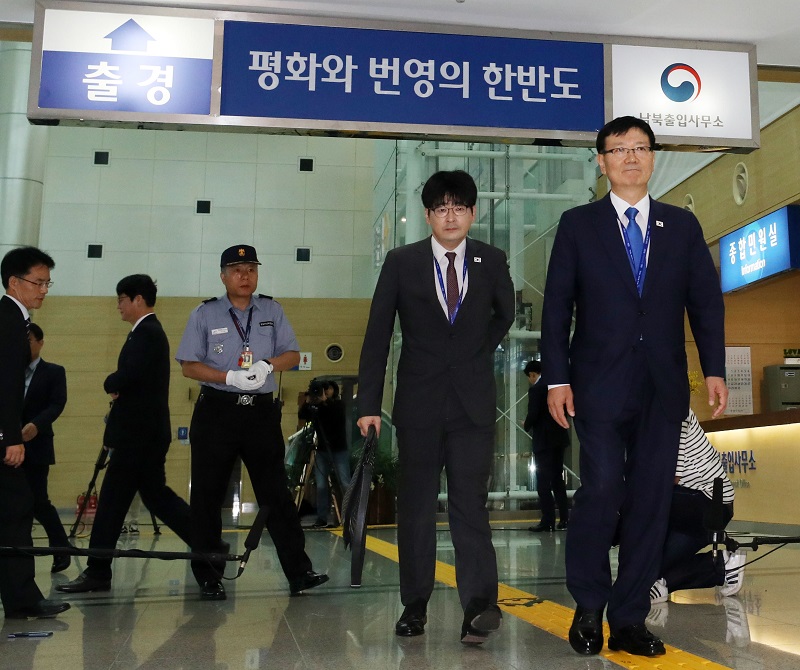 3차 남북정상회담 선발대 단장인 서호(오른쪽) 청와대 통일정책비서관과 탁현민 청와대 행정관이 16일 오전 경기도 파주시 남북출입사무소로 출경하고 있다. 선발대는 청와대 통일정책비서관을 단장으로, 의전·경호·통신·보도 관계자 등 80여 명으로 구성되었으며, 경의선 남북출입사무소에서 출경 절차를 마친 뒤 육로로 방북하며, 평양에는 오후쯤 도착할 예정이다.