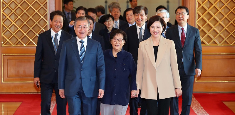 문재인 대통령이 2일 청와대 본관에서 유은혜 사회부총리 겸 교육부 장관에게 임명장을 수여한 후 환담장으로 이동하고 있다. 가운데는 유 사회부총리 시어머니 정종석씨.