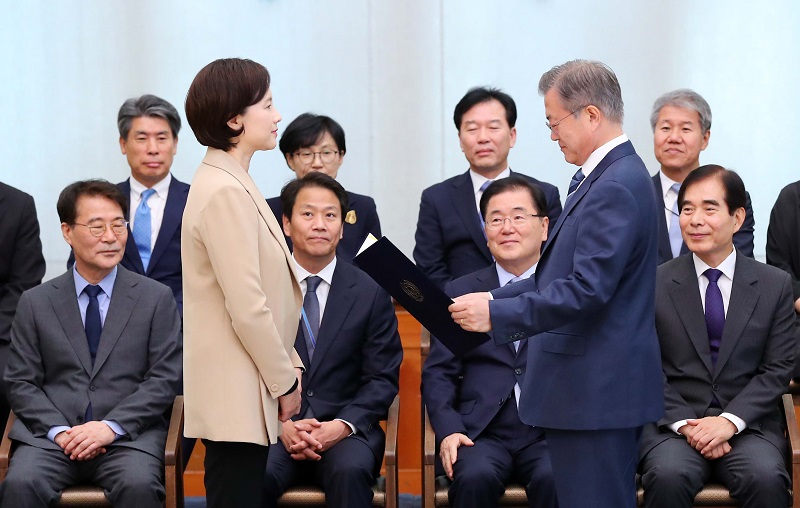 문재인 대통령이 2일 청와대 본관에서 유은혜 사회부총리 겸 교육부 장관에게 임명장을 수여하고 있다.