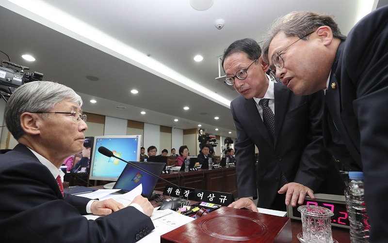 12일 오전 경기 과천 정부과천청사 법무부에서 열린 국회 법제사법위 법무부 국정감사에서 여상규 위원장이 문재인 대통령의 강정마을 발언과 관련해 여야의원들의 설전이 이어지자 여간 간사 송기현 의원, 야당간사 김도읍 의원과 휴정에 관한 이야기를 하고 있다.