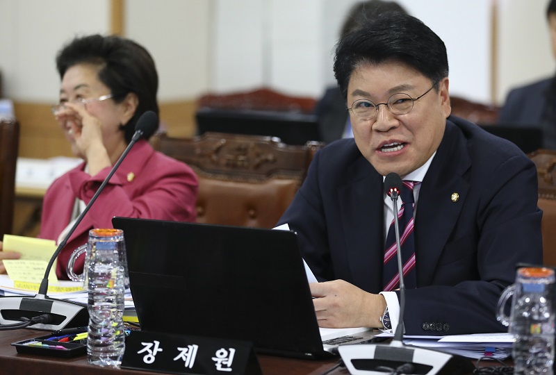 자유한국당 장제원 의원이 12일 오전 경기 과천 정부과천청사 법무부에서 열린 국회 법제사법위 법무부 국정감사에서 문재인 대통령의 강정마을 발언 관련 의사 진행 발언을 하고 있다.