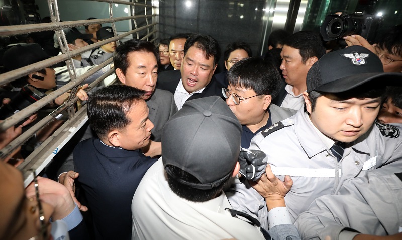 김성태 자유한국당 원내대표 등 당 관계자들이 채용비리 관련 서울시 규탄 기자회견을 하기 위해 지난 18일 오후 서울 시청으로 진입을 시도하고 있다