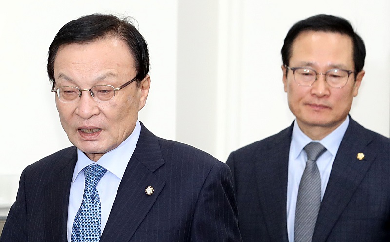 28일 서울 여의도 국회에서 열린 민주당 최고위원회의에 이해찬 대표와 홍영표 원내대표가 심각한 표정으로 입장하고 있다.